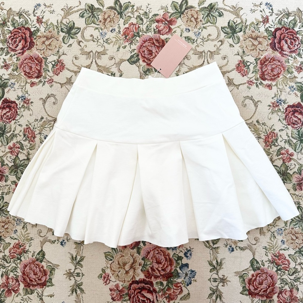 white pleated mini skirt🤍